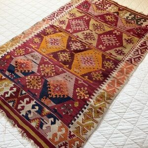 Vintage Handwoven Turkish Kilim Rug – Tribal Geometric Design
Size: 32” × 49”